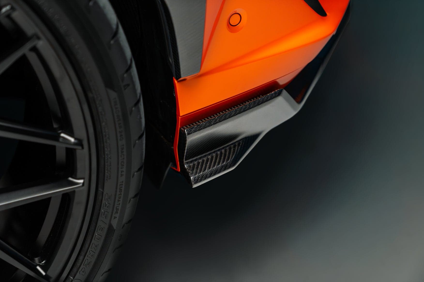 Urban Visual Carbon Fibre Lower Front Bumper Apron for Lamborghini Urus SE - Image 1